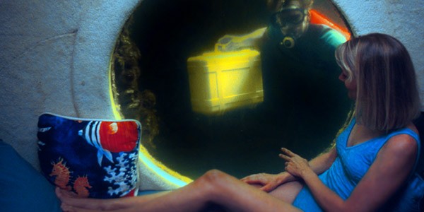 porthole window of jules undersea lodge florida