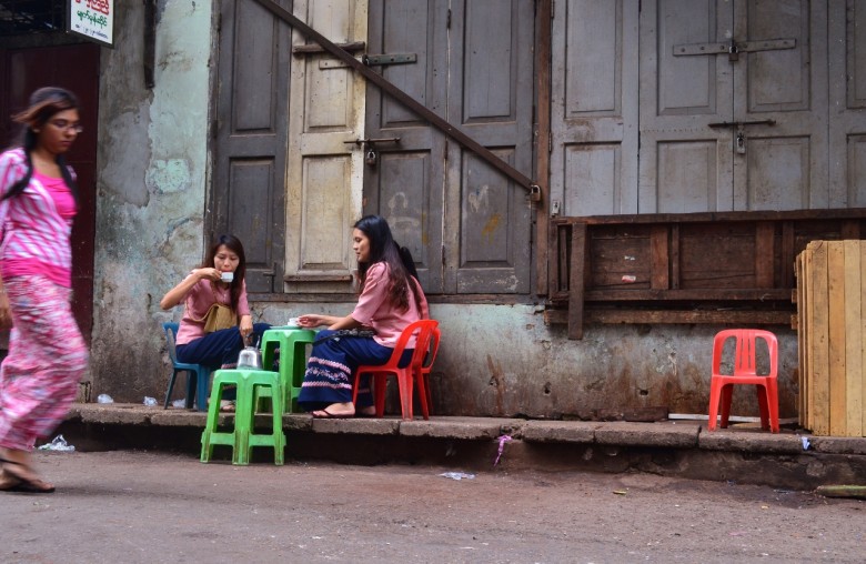 Burmese women drinking tea in Yangon (1280x834)