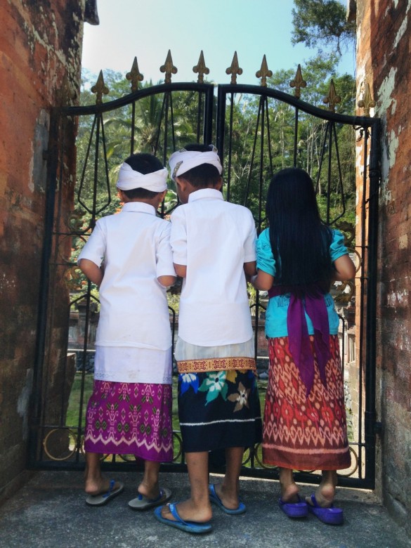 Children peek through the gates at Tirta Empul Water Temple, Ubud (960x1280)