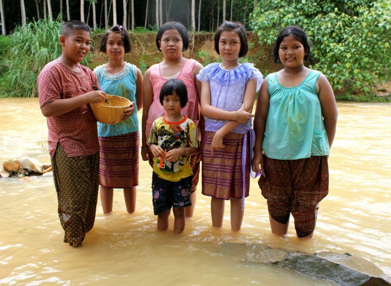Chong children in  the river.