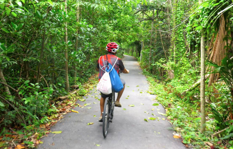 Cycling through the Suansrinakornkhuenkan national park in the Bangkok Lung with Spice Roads.