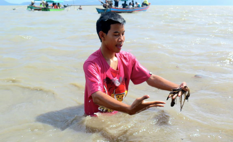 With the Ban Nam Chiao Ecotourism community fishing for Tongue Shell.