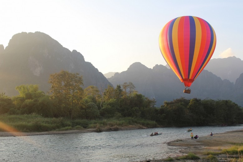 vang vieng hot air balloon 