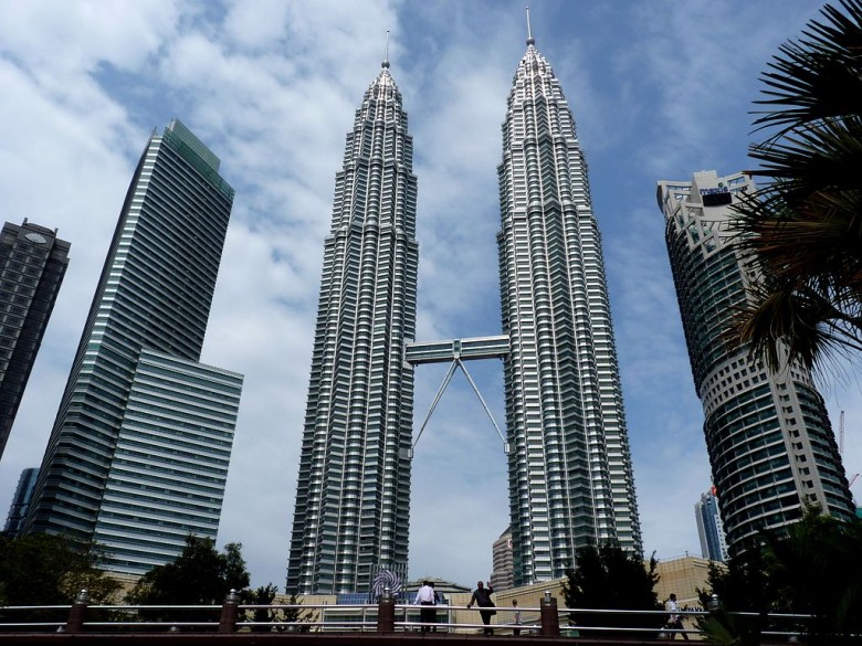 1024px-The_Petronas_Twin_Towers_in_Kuala_Lumpur_(Malaysia)