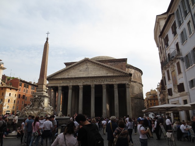 External view of Rome's Pantheon on Piazza della Rotonda.