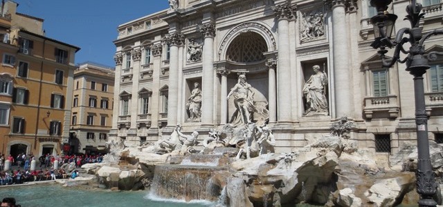 Fontana di Trevi, Roma, Italy.