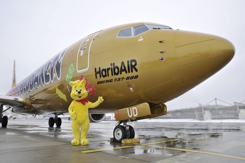 TUIfly B737-800 plane in gold Haribo gummy bear livery.