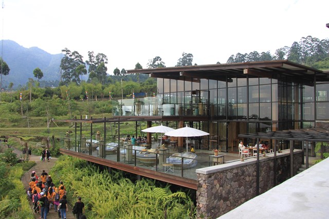 Cafe Burangrang, an eco-friendly restaurant designed by architect Oky Kusprianto.