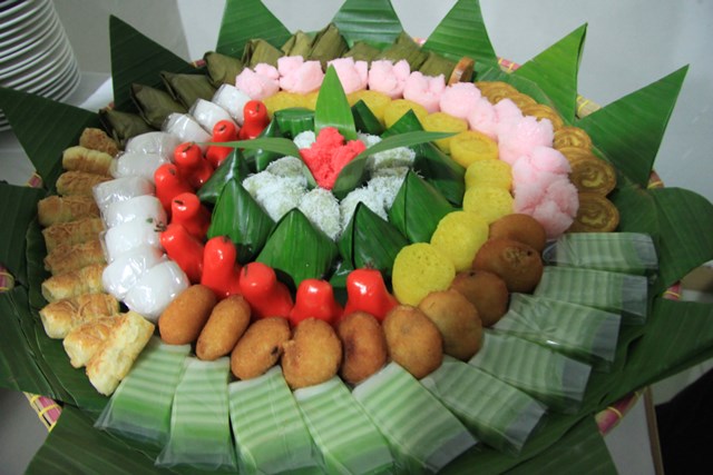 Jajan Pasar: a platter of traditional Javanese kue (sweet cakes): Putri Salat - a pandan leaf flavored dessert, Kue apem - made of cassava flour & coconut milk, Kue kroket- Indonesian version of potato croquette with chicken minced fillings