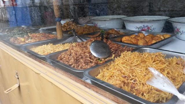 A warung serving up Nasi Tegal, a style of rice served with a variety of side dishes. Typically wrapped up in banana leaves ready to be eaten when served.