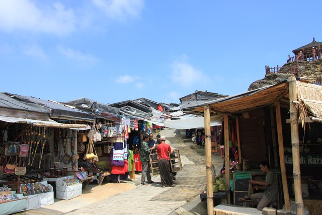  Shopping for souvenirs at Pasar Oleh Oleh.