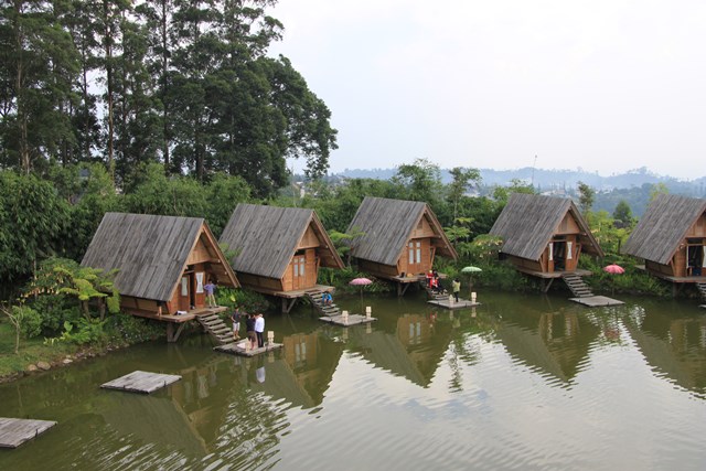 Saung Purbasari Restaurant is a collection of traditional ‘lesehan’ style bamboo gazebos.