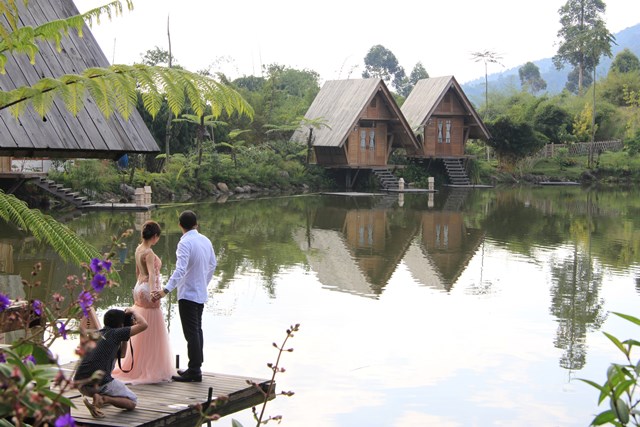 A couple getting their wedding photos taken, what a romantic setting at Saung Purbasari.