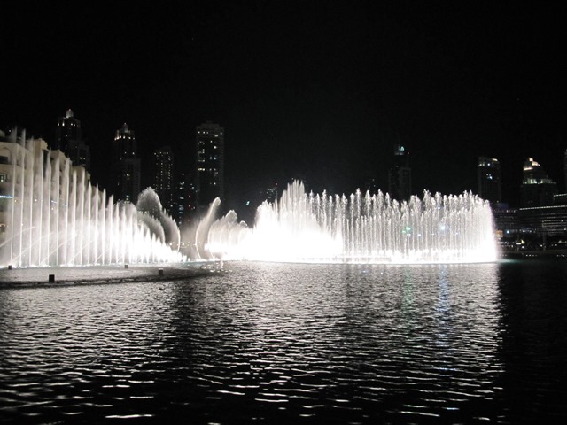 The Dubai Fountain goes off at night!
