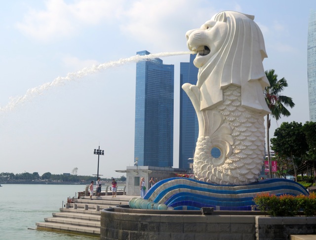 The legendary Merlion of Singapore guards the river.