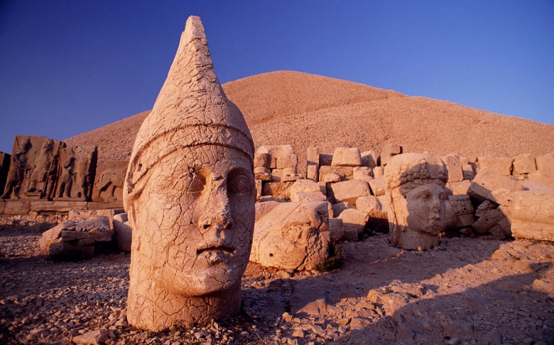 Kral Antiochusun Dev Heykeli , Nemrut Dagi , Adiyaman, Türkiye (Colossal Head of Antiochus I, Nemrut, Adiyaman, Turkey)