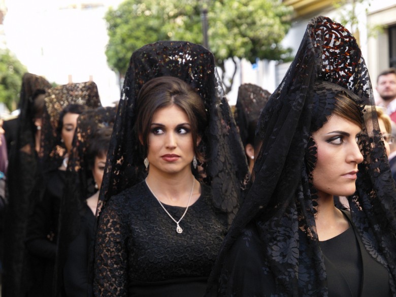 women wearing the mantilla