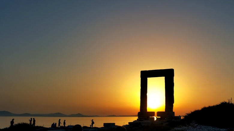 Apollo's-gate-in-Naxos-Town