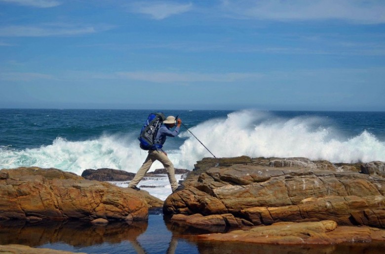 Otter_Hiking_Trail-waves_crashing_against_rocks