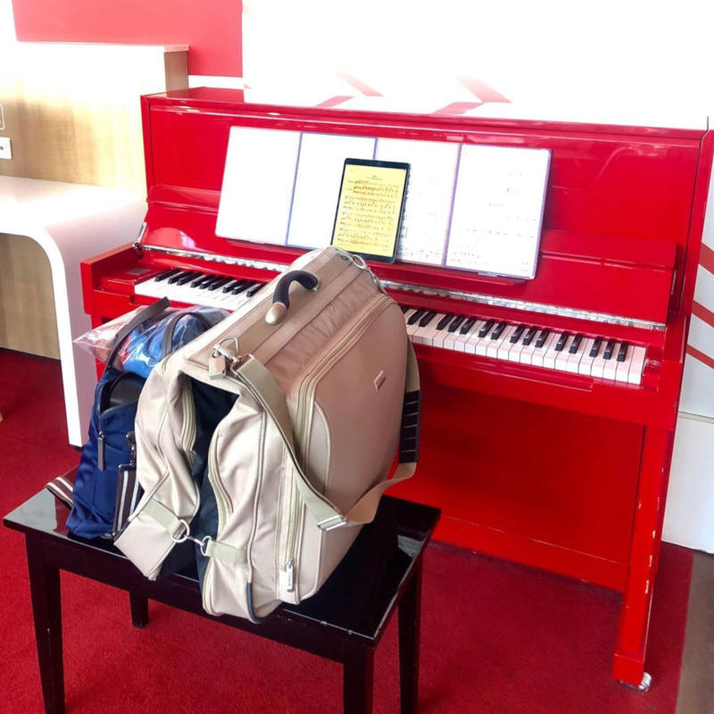 play the piano while waiting for a flight cdg airport