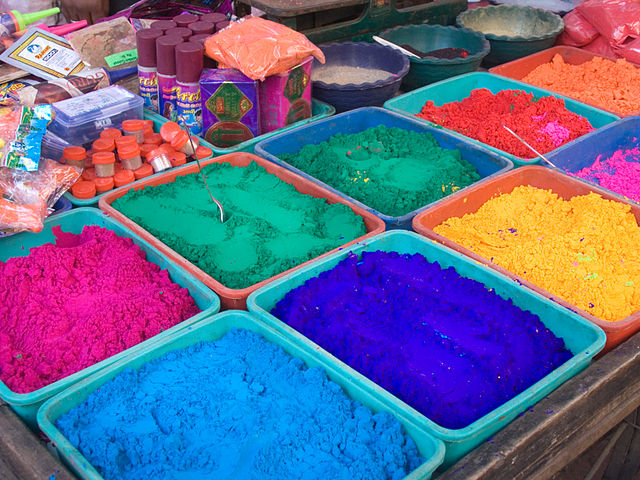 640px-India_-_Color_Powder_stalls_-_7242