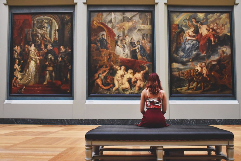 art student in gallery