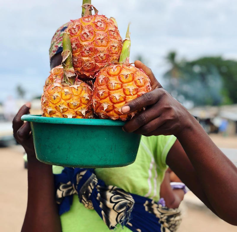 pineapple vendor in mozambique