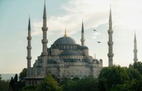 The Blue Mosque in Istanbul at sunrise, a must-see stop for travellers visiting Türkiye on a Turkish visa.
