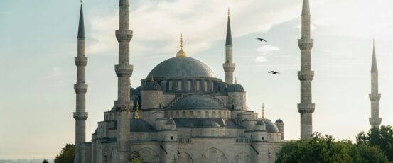 The Blue Mosque in Istanbul at sunrise, a must-see stop for travellers visiting Türkiye on a Turkish visa.