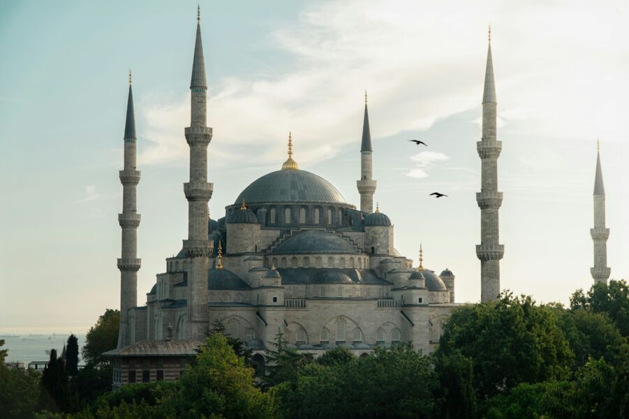 The Blue Mosque in Istanbul at sunrise, a must-see stop for travellers visiting Türkiye on a Turkish visa.