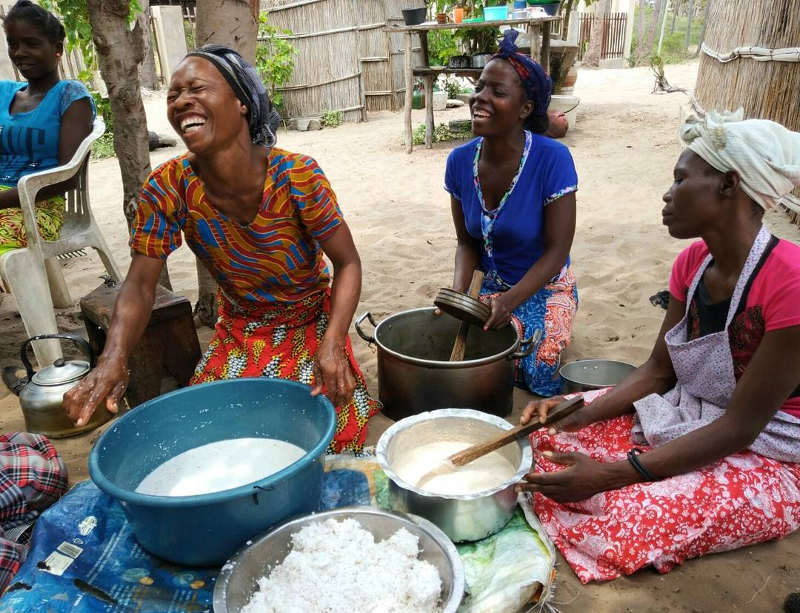 women making matapa in mozambique