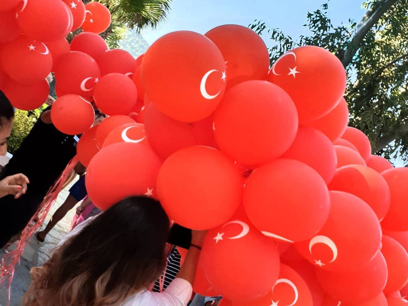 visit-turkey-red-balloons