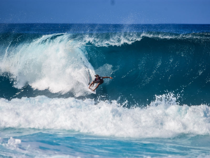 huge wave at mauritius surf