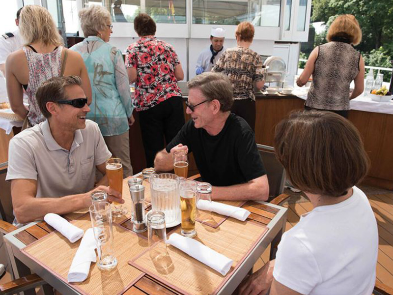 lunch-on-river-cruise