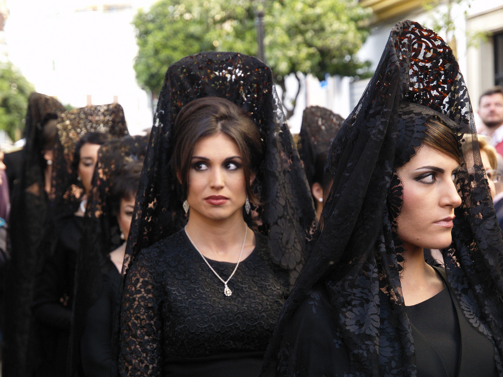 women wearing the mantilla