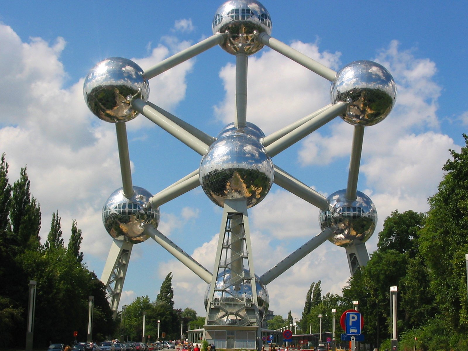 Atomium_320_by_240_CCBY20_flickr_Mike_Cattell