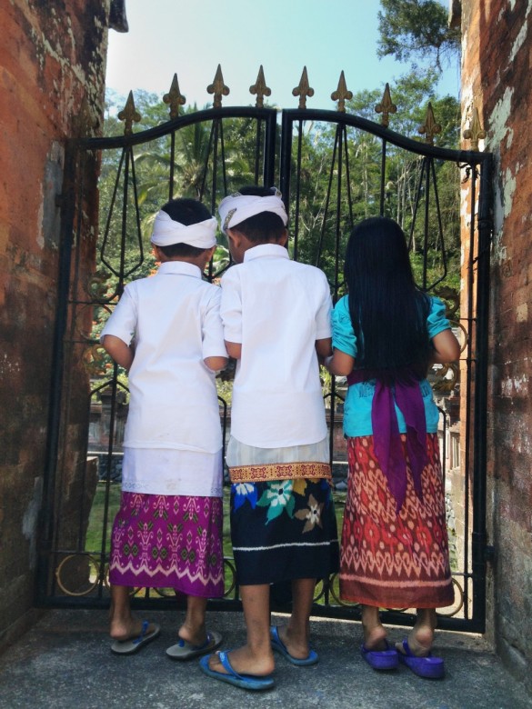 Children peek through the gates at Tirta Emple Water Temple Children peek through the gates at Tirta Empul Water Temple, Ubud (960x1280)