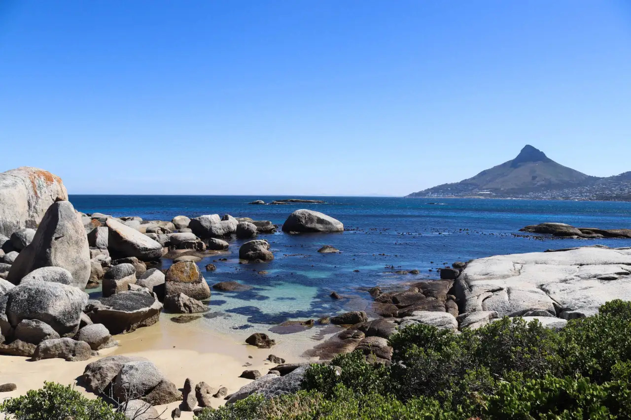 Oudekraal beach with a background view of Lion's head mountain and deep blue ocean water. This is one of the best snorkelling spots in Cape Town.