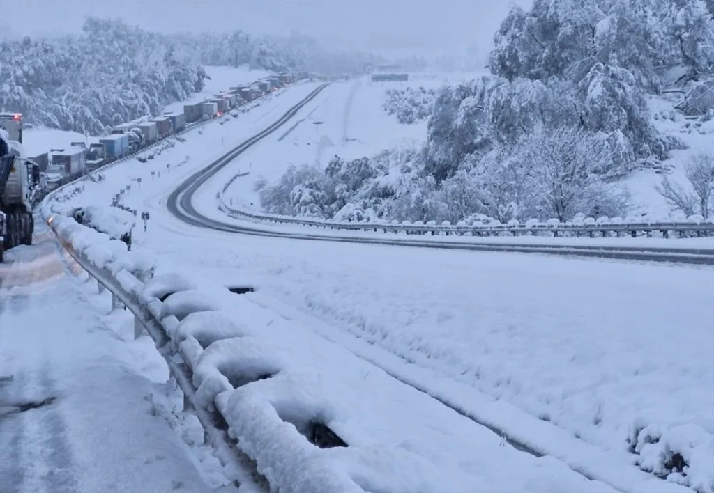 Heavy snow on a highway in KZN