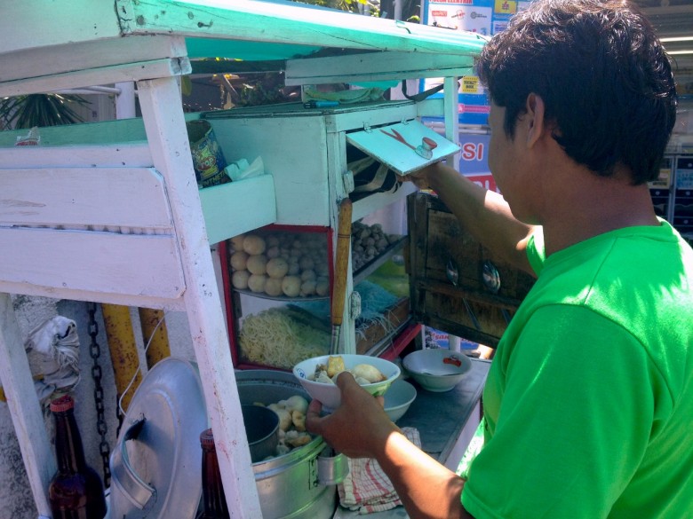 A street vendor selling Bakso meatballs in Denpasar Street vendor selling Bakso (meatballs) Denpasar (1280x960)