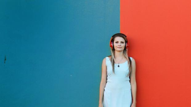 Zanne using the Voicemap app Zanne standing by a wall for voicemap