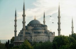 The Blue Mosque in Istanbul at sunrise, a must-see stop for travellers visiting Türkiye on a Turkish visa.