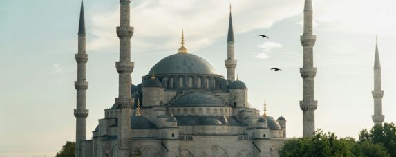 The Blue Mosque in Istanbul at sunrise, a must-see stop for travellers visiting Türkiye on a Turkish visa.