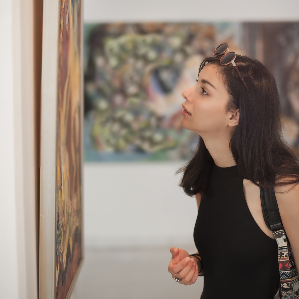 Des Moines girl staring at art